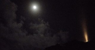桂浜に上った月